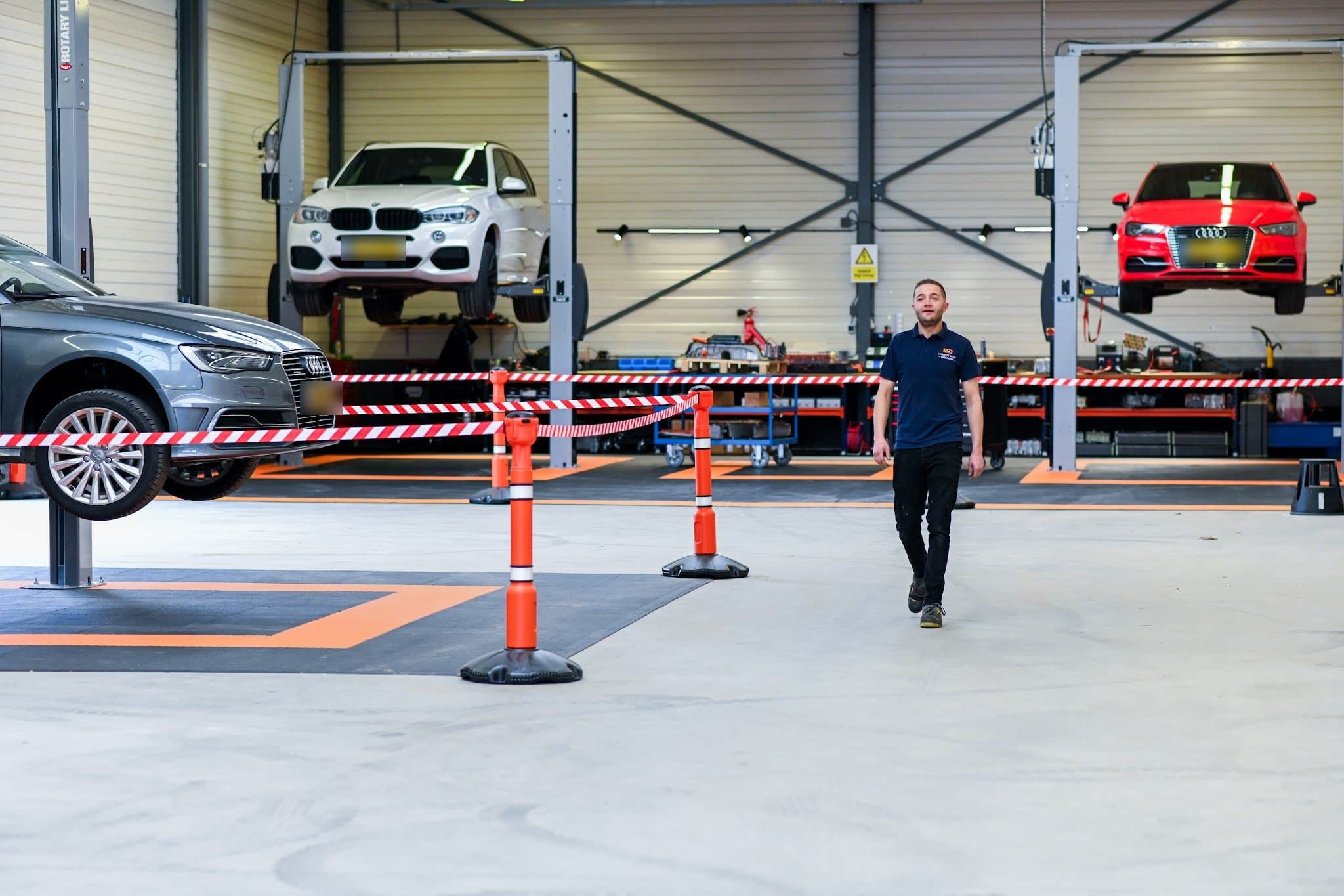 Monteur in de werkhal van EV Refix aan de Kleine Krogt in Breda.