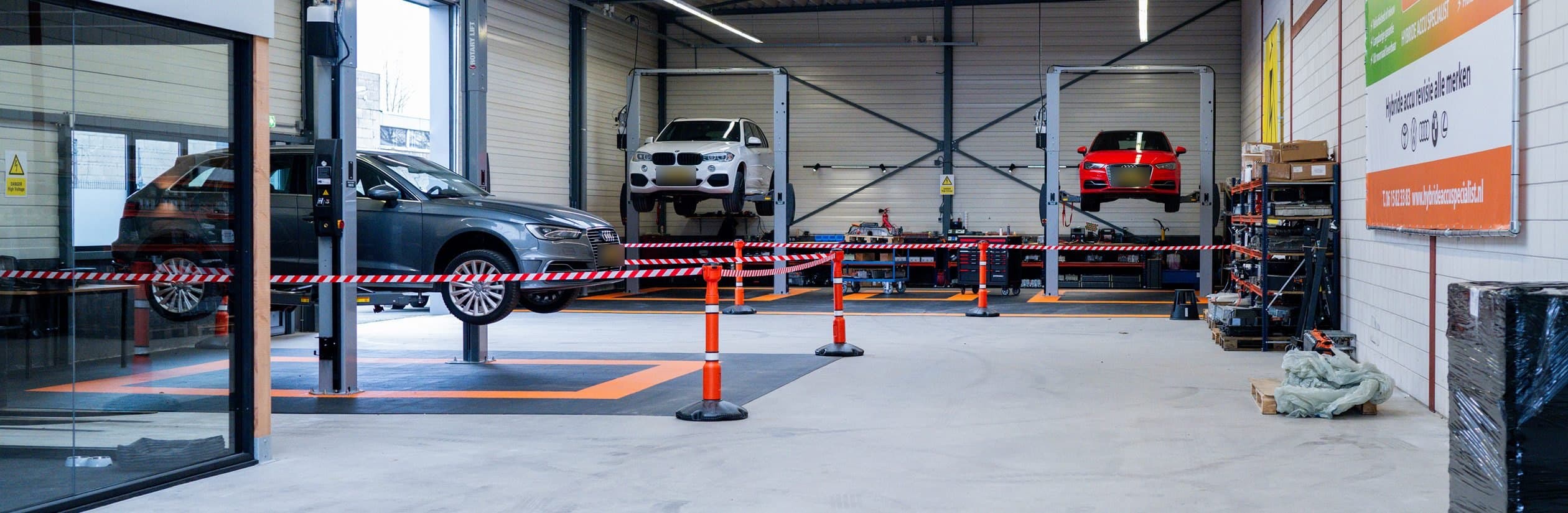 De werkhal aan de Kleine Krogt met auto's op de bruggen en afzetlint rond de werkplekken.